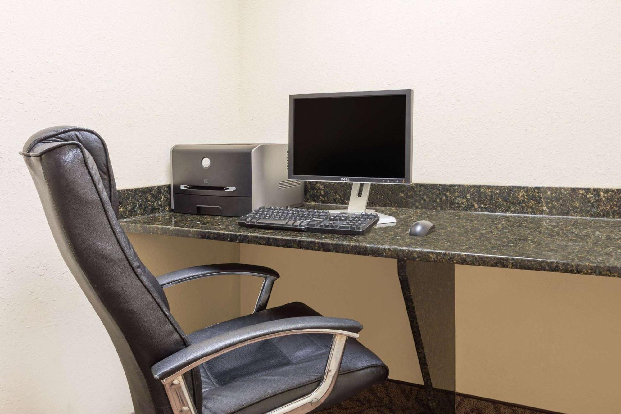 Days Inn By Wyndham Semmes Мобил Экстерьер фото